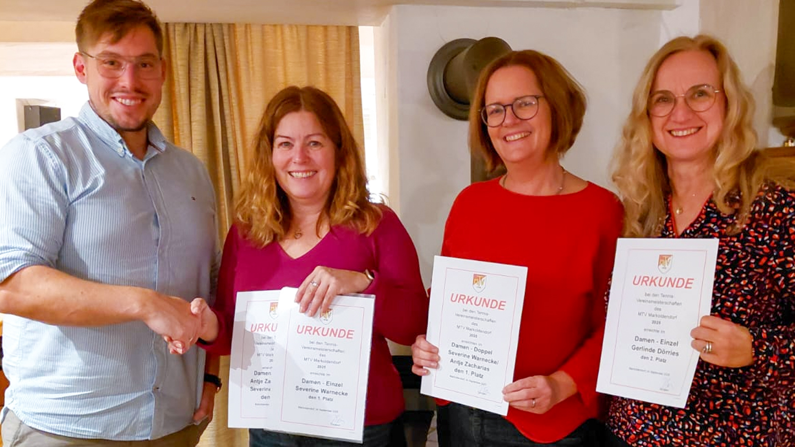 Severine Warnecke, Antje Zacharias und Gerlinde Dörries bei der Siegerehrung durch Abteilungsleiter Jan Sprink.