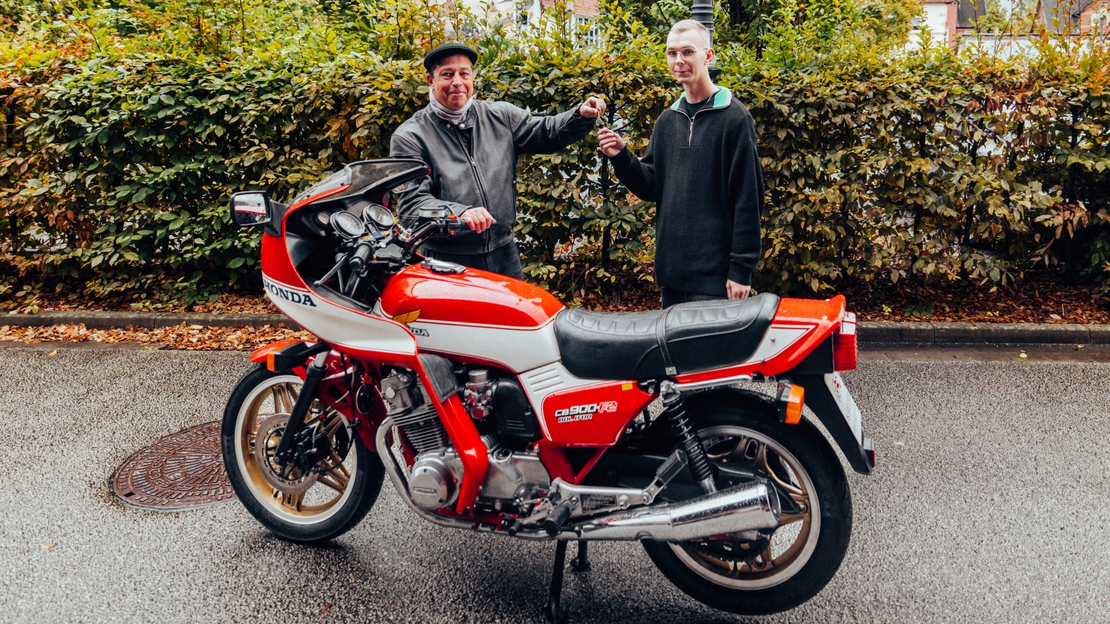 Kevin Kamphaus (r.) bei der Schlüsselübergabe des Gewinnspielmotorrads durch den Zweirad-Kurator des PS.SPEICHER, Andy Schwietzer.      