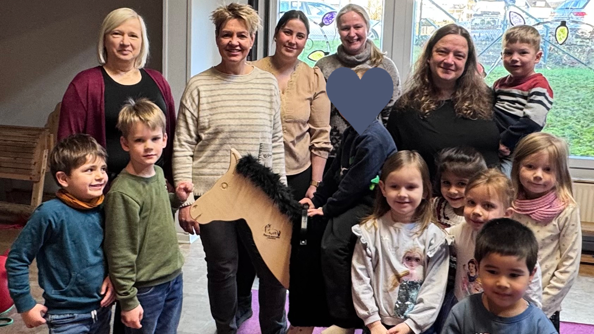 Brigitte Friedrichs, Antje Koch und Anja Matzk (hintere Reihe 4. von links, 2. von links und links) vom Club Soroptimist Einbeck-Northeim übergeben ein Holzpferd an die Kinder des Regenbogenkindergarten. Die Leiterin des Kindergartens Susan Steiner (hintere Reihe rechts) und Erzieherin Michelle Goebel (3. von links) sind sich sicher, dass das neue Pferd Emma von den 100 Kindern freudig aufgenommen wird. Brigitte Friedrichs, Antje Koch und Anja Matzk (hintere Reihe 4. von links, 2. von links und links) vom Club Soroptimist Einbeck-Northeim übergeben ein Holzpferd an die Kinder des Regenbogenkindergarten. Die Leiterin des Kindergartens Susan Steiner (hintere Reihe rechts) und Erzieherin Michelle Goebel (3. von links) sind sich sicher, dass das neue Pferd Emma von den 100 Kindern freudig aufgenommen wird.
