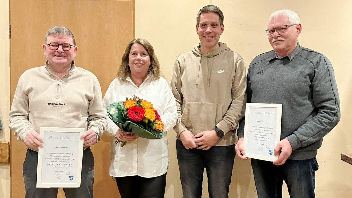 Verabschiedungen und Ehrungen: (von links) Ullrich Hoffmann (50 Jahre im Verein und ehemaliger Fußballfachwart), Sandra Gottschalk (9 Jahre Schriftführerin), Marco Washausen (14 Jahre 2. und 1. Vorsitzender) und Bernd Hanisch (50 Jahre im Verein). Es fehlt Nadine Fette (25 Jahre im Verein) Verabschiedungen und Ehrungen: (von links) Ullrich Hoffmann (50 Jahre im Verein und ehemaliger Fußballfachwart), Sandra Gottschalk (9 Jahre Schriftführerin), Marco Washausen (14 Jahre 2. und 1. Vorsitzender) und Bernd Hanisch (50 Jahre im Verein). Es fehlt Nadine Fette (25 Jahre im Verein)
