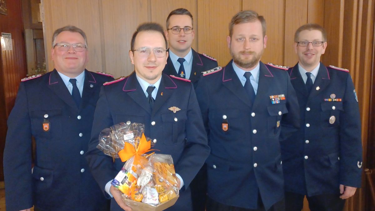 Der ausscheidende stellv. Jugendfeuerwehrwart Jan- Luca Werner mit seinem Nachfolger Marc Stövesand (vorne v.l.n.r.) mit dem Ortsbrandmeister Gary Scheele (hinten rechts), dem stellv. Ortsbrandmeister Peter Ohlendorf (links) und dem Jugendfeuerwehrwart Maurice Schwerdtfeger (hinten mittig). Der ausscheidende stellv. Jugendfeuerwehrwart Jan- Luca Werner mit seinem Nachfolger Marc Stövesand (vorne v.l.n.r.) mit dem Ortsbrandmeister Gary Scheele (hinten rechts), dem stellv. Ortsbrandmeister Peter Ohlendorf (links) und dem Jugendfeuerwehrwart Maurice Schwerdtfeger (hinten mittig).