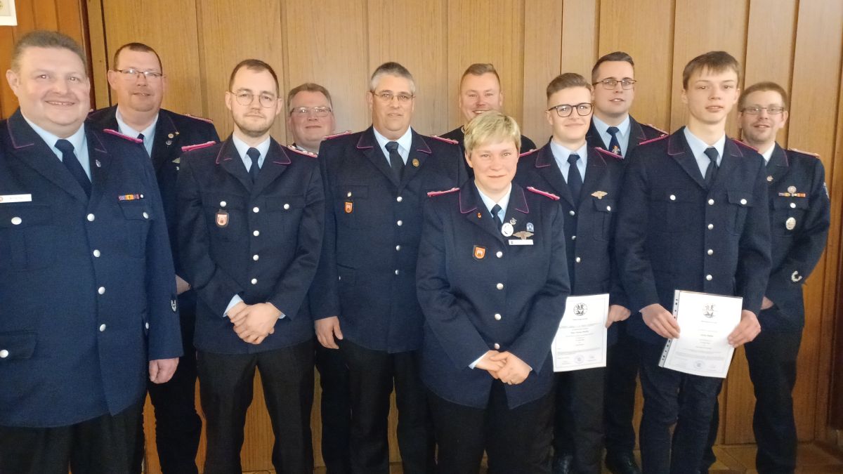 Die beförderderten bzw. in die aktive Wehr übernommenen Alexander Koch (hinten links), Hendrik Schulze (vorne 2.v.l.), Tobias Koch (vorne 3. v.l.), Britta Schwerdtfeger (vorne 3. v.r.), Elias- Florian Pfeifer (2. v.r.) und Lucas Dathe (vorne rechts) mit Vertretern des Ortskommandos, dem Ortsbürgermeister und Stadtbrandmeister. Die beförderderten bzw. in die aktive Wehr übernommenen Alexander Koch (hinten links), Hendrik Schulze (vorne 2.v.l.), Tobias Koch (vorne 3. v.l.), Britta Schwerdtfeger (vorne 3. v.r.), Elias- Florian Pfeifer (2. v.r.) und Lucas Dathe (vorne rechts) mit Vertretern des Ortskommandos, dem Ortsbürgermeister und Stadtbrandmeister.